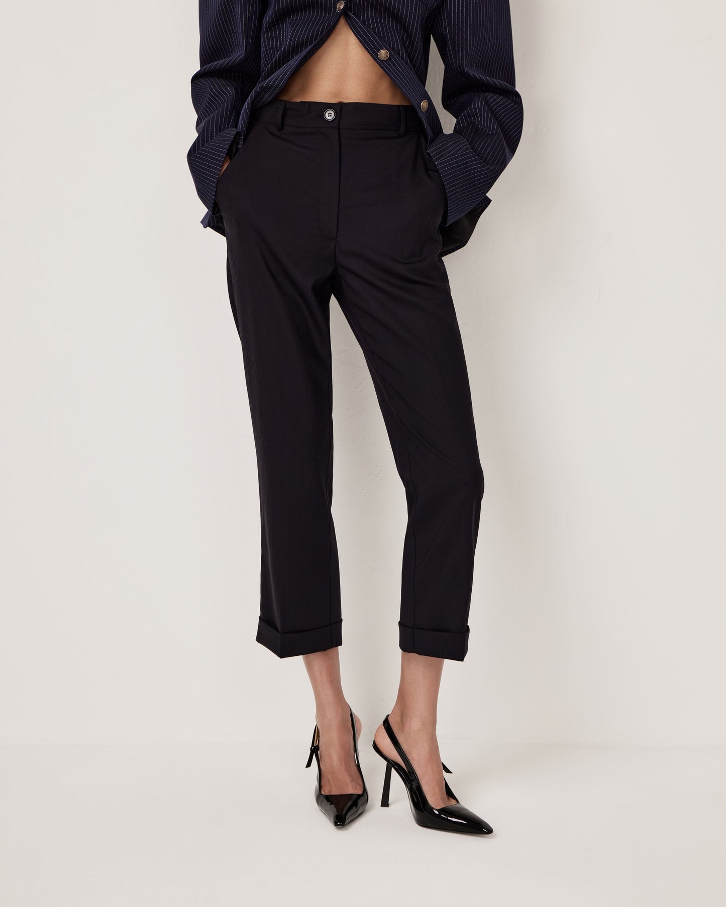 Cropped trousers with cuffs