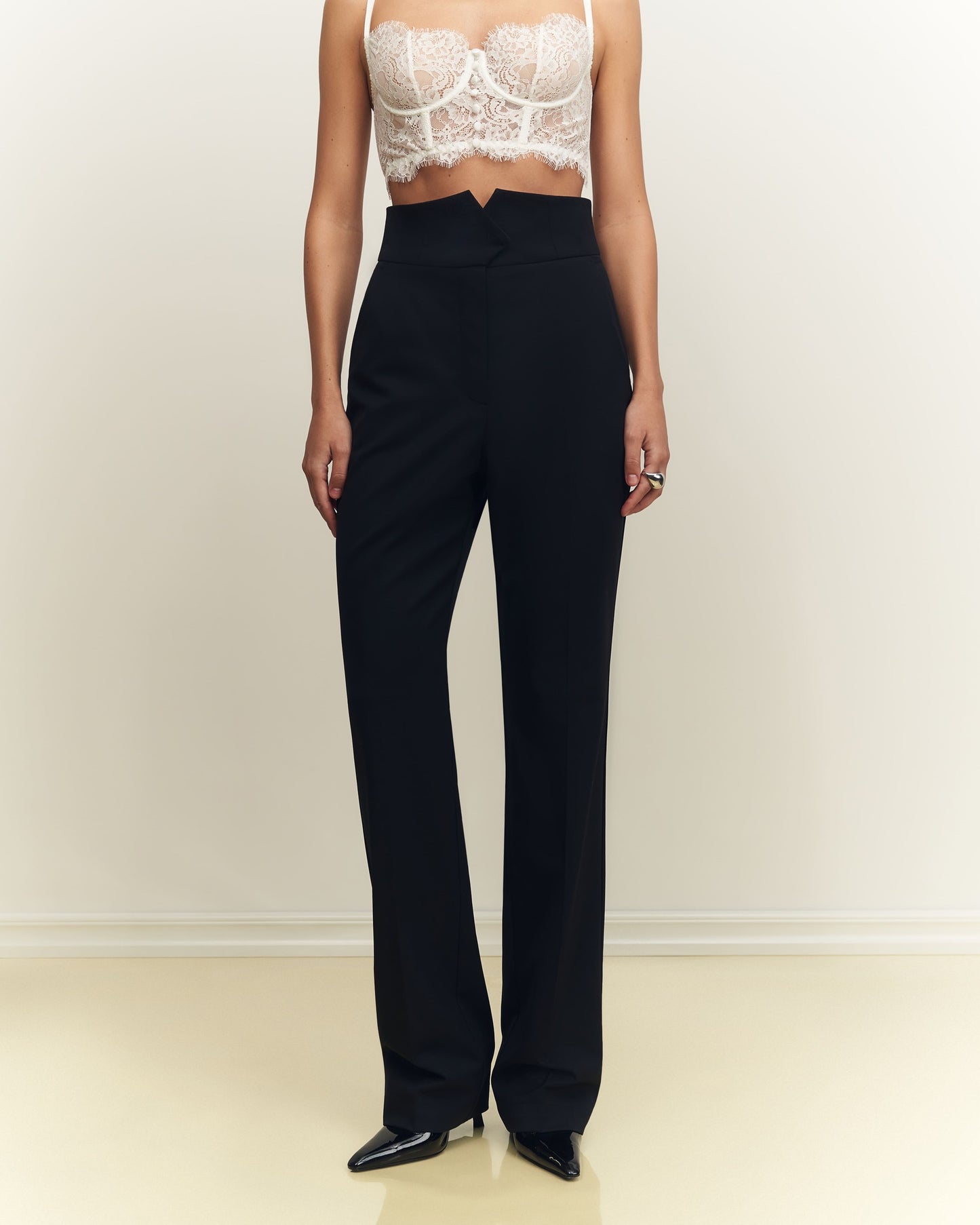 Waist trousers with a wide belt