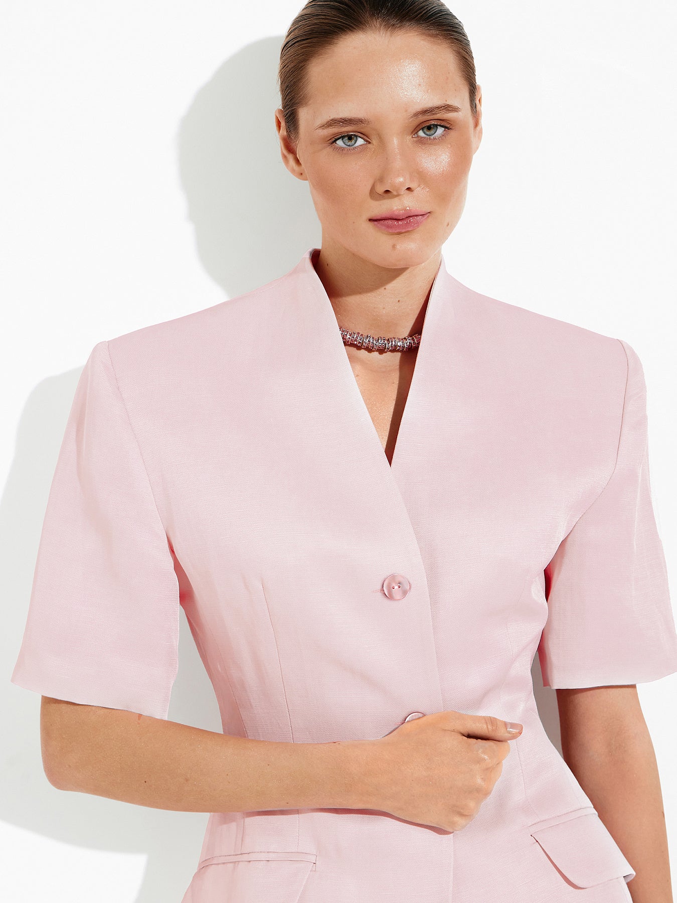 Fitted jacket made of Italian linen with short sleeves