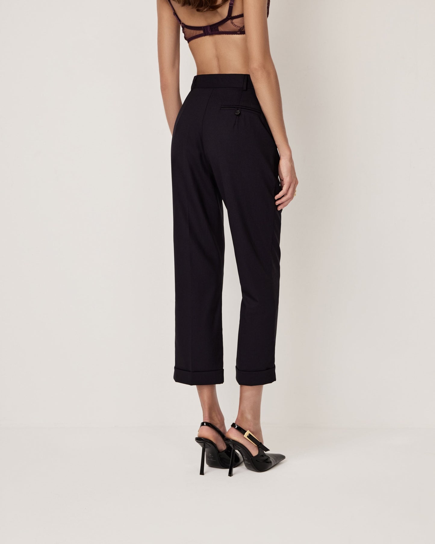 Cropped trousers with cuffs