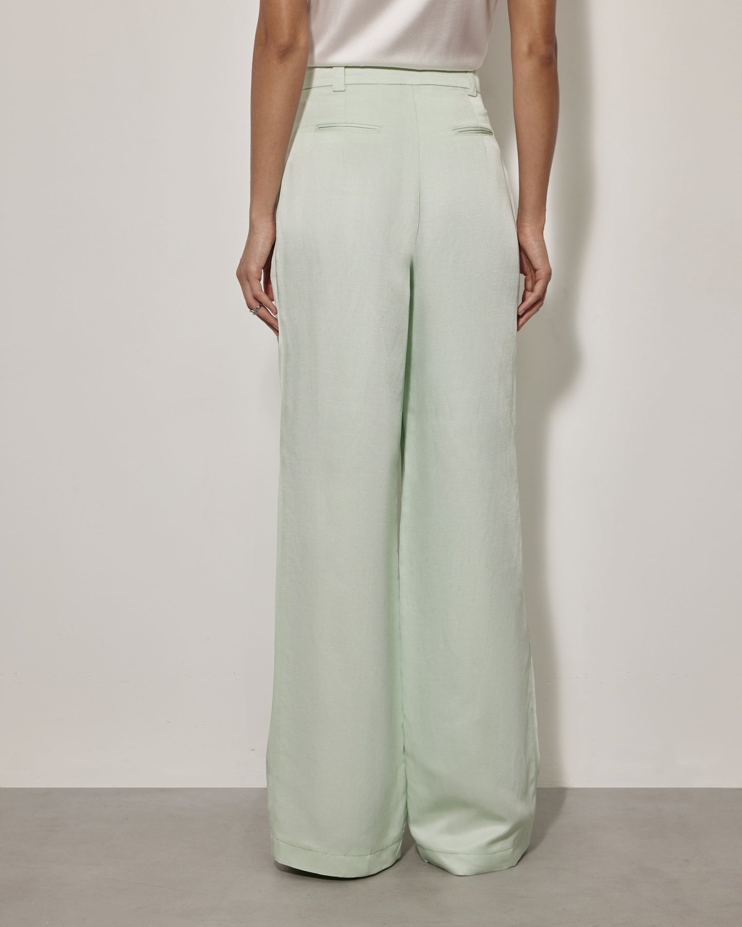 Italian linen trousers with pleats