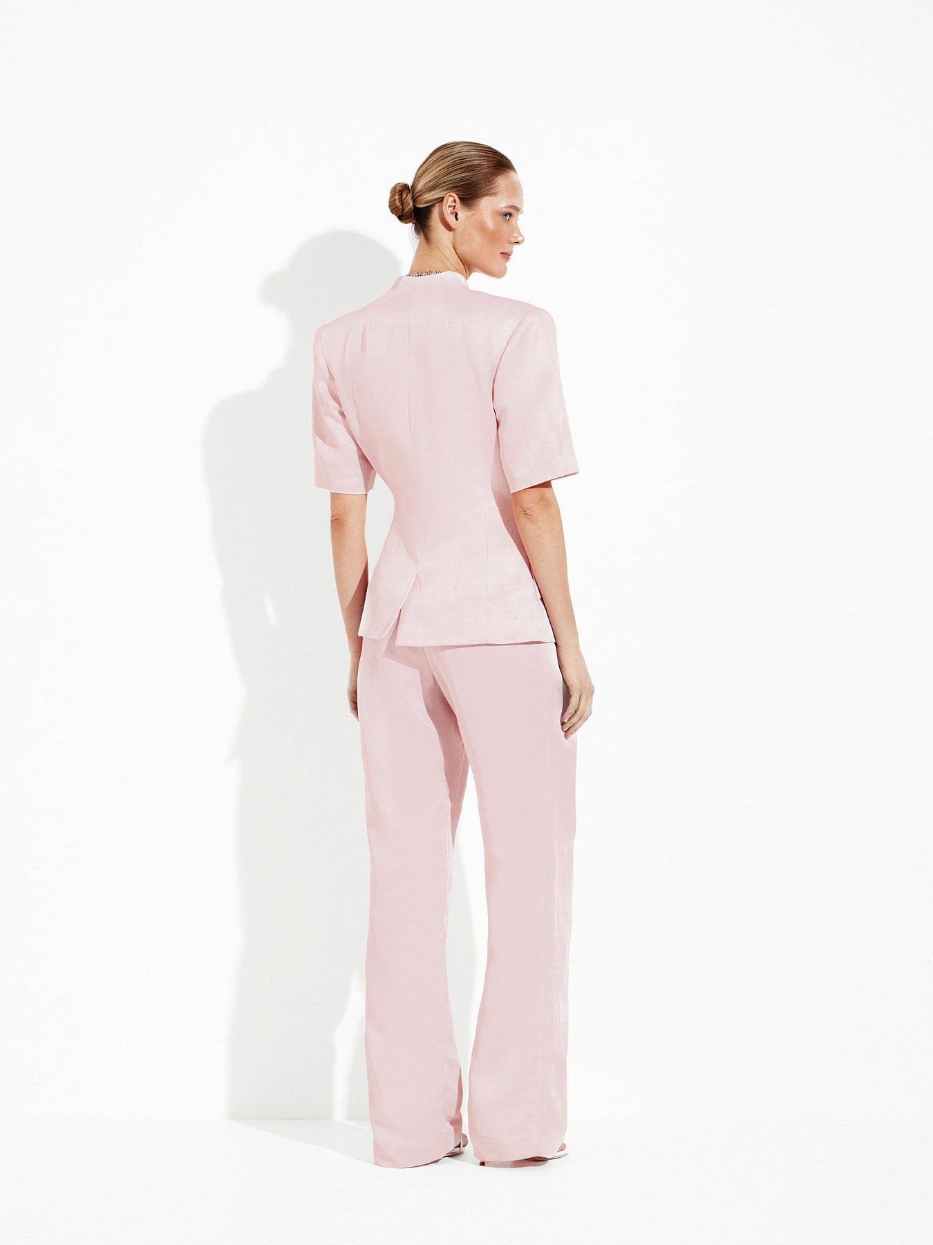 Fitted jacket made of Italian linen with short sleeves