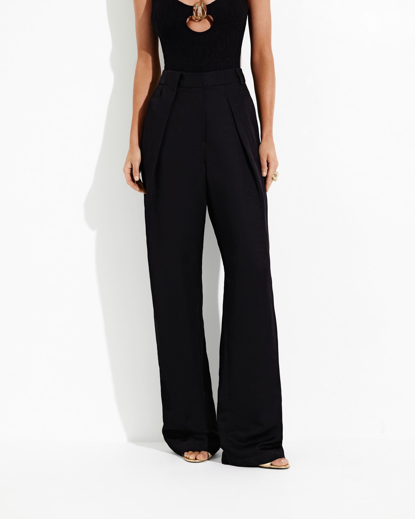 Straight cut trousers made of Italian linen