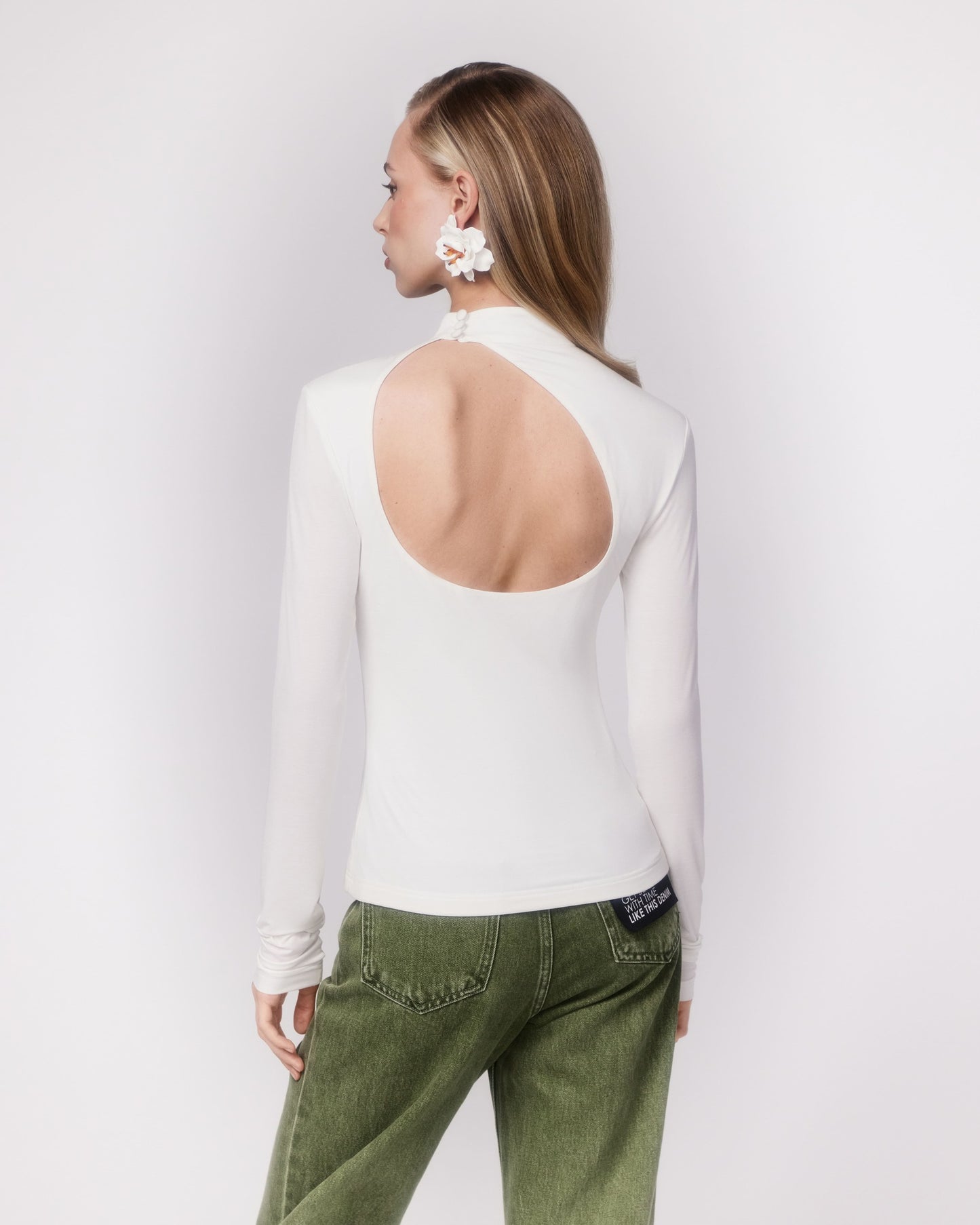 Longsleeve with shaped neckline