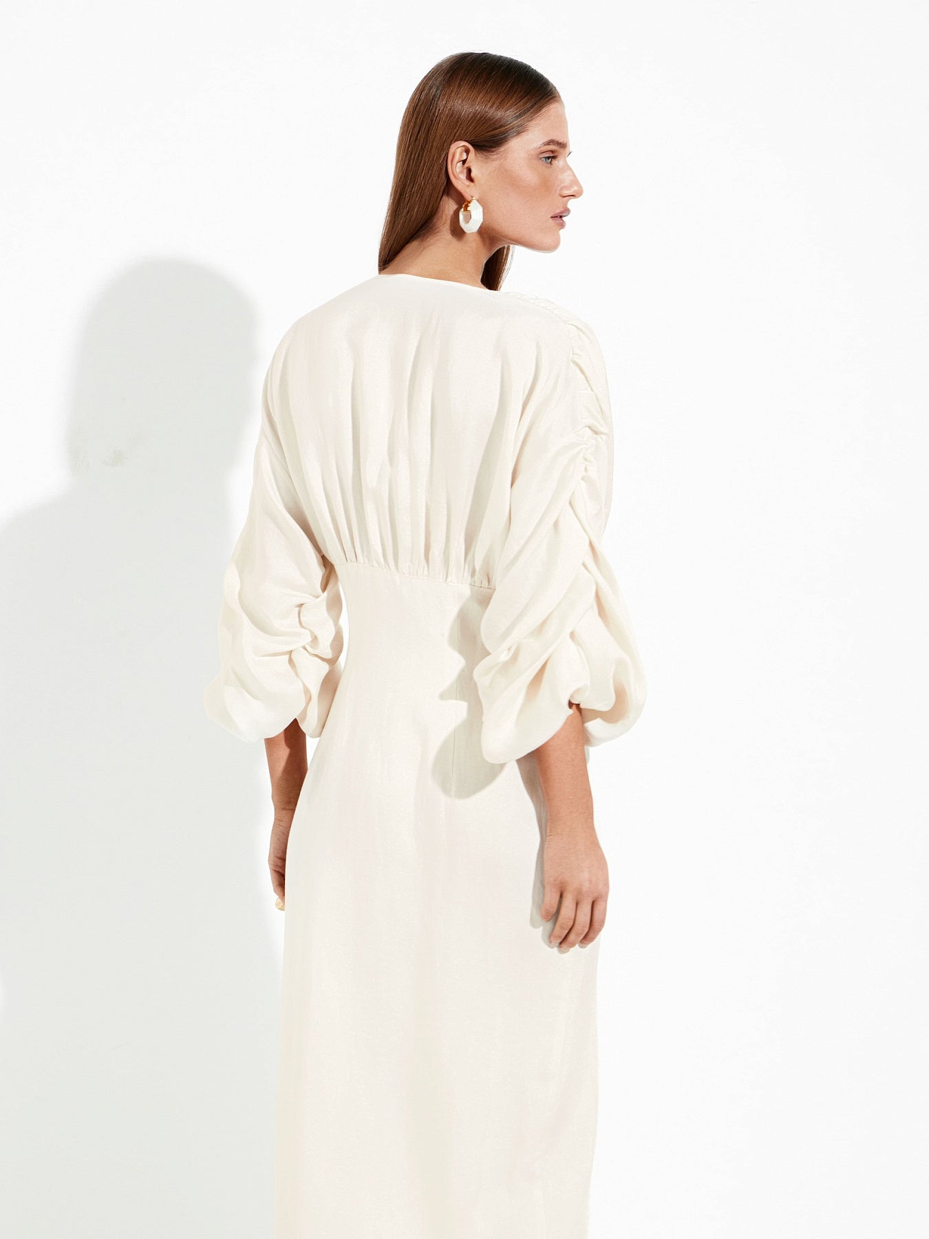 Maxi dress with voluminous sleeves made of Italian linen