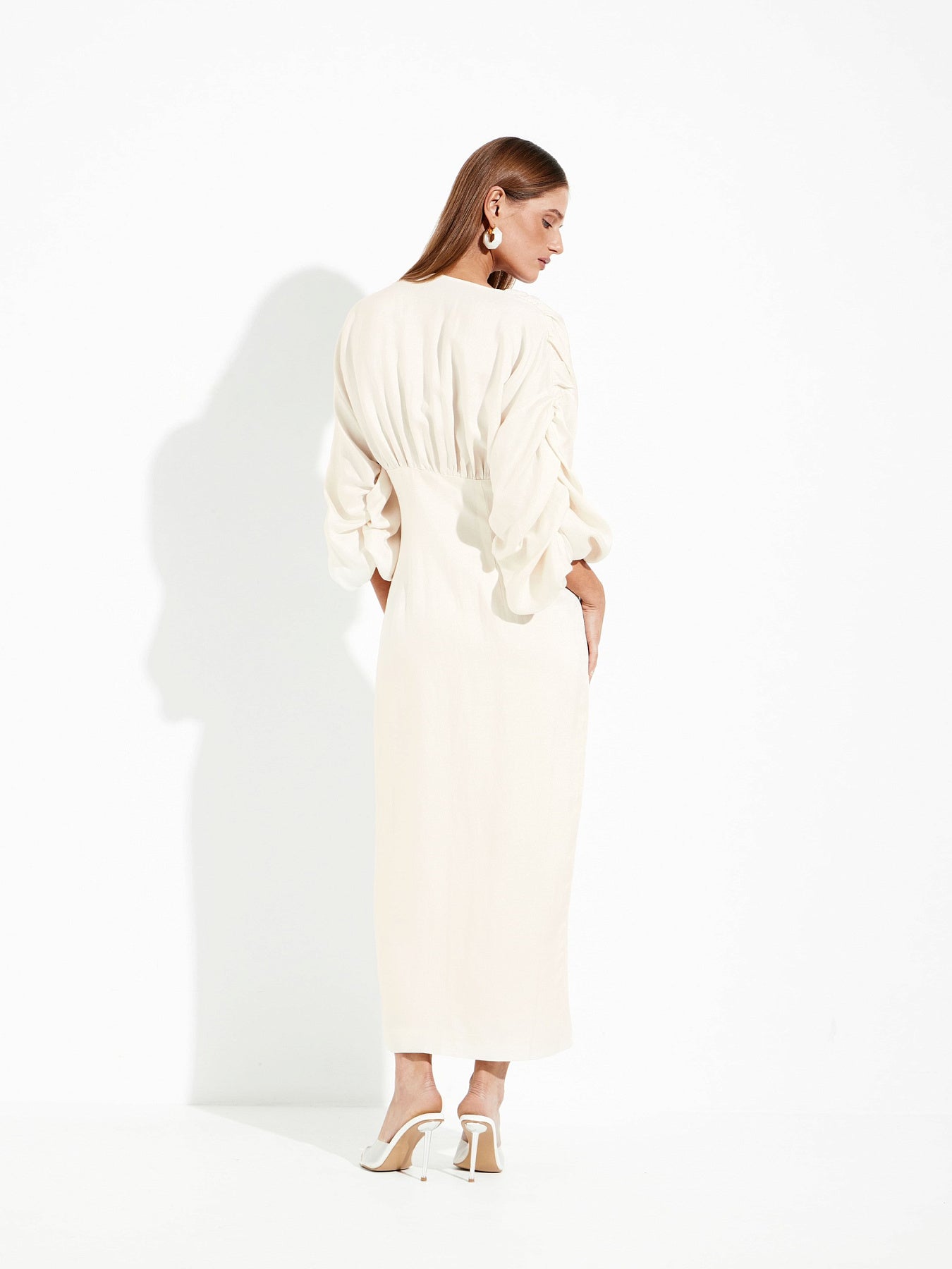 Maxi dress with voluminous sleeves made of Italian linen