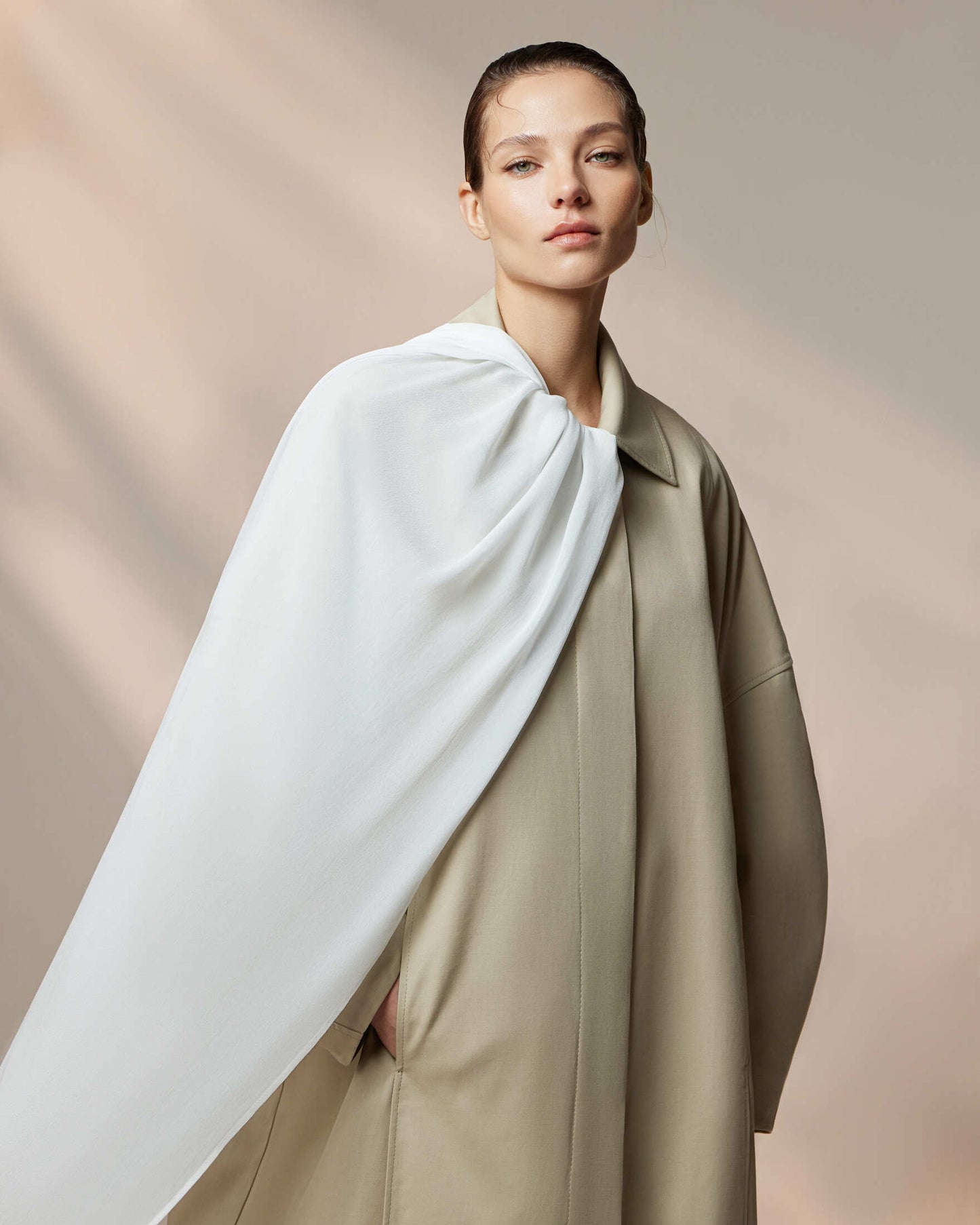 A cape with voluminous Culture sleeves