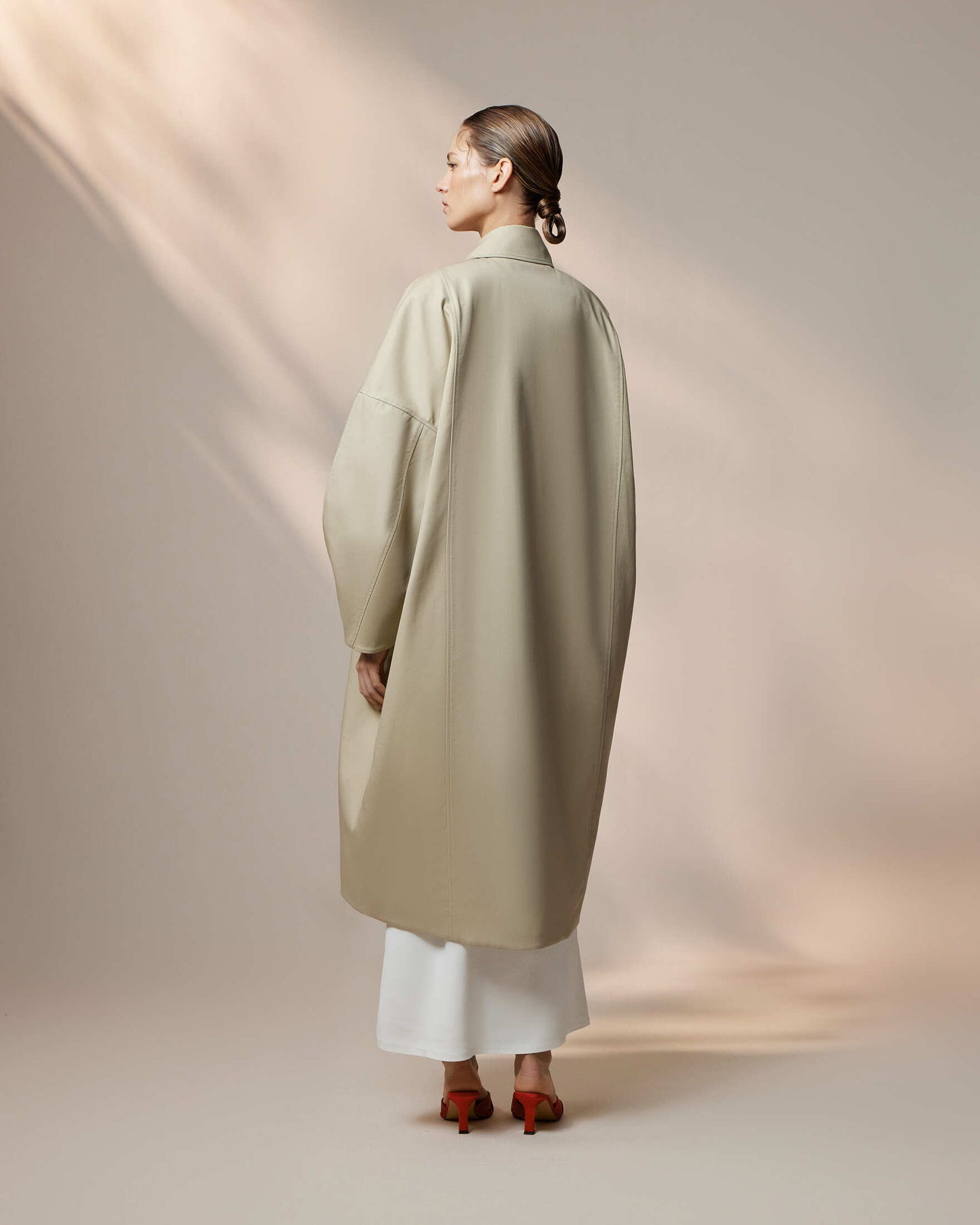 A cape with voluminous Culture sleeves