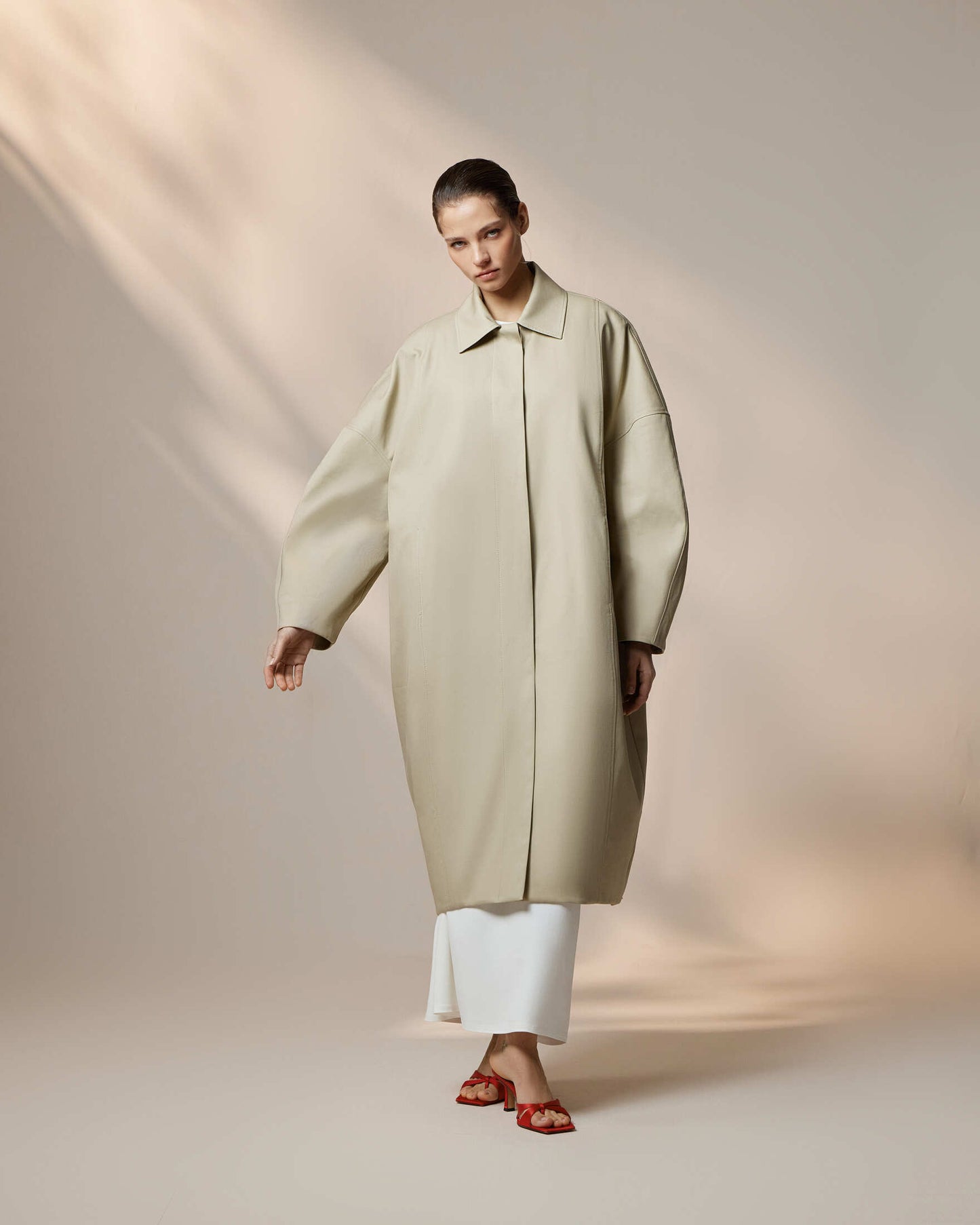 A cape with voluminous Culture sleeves